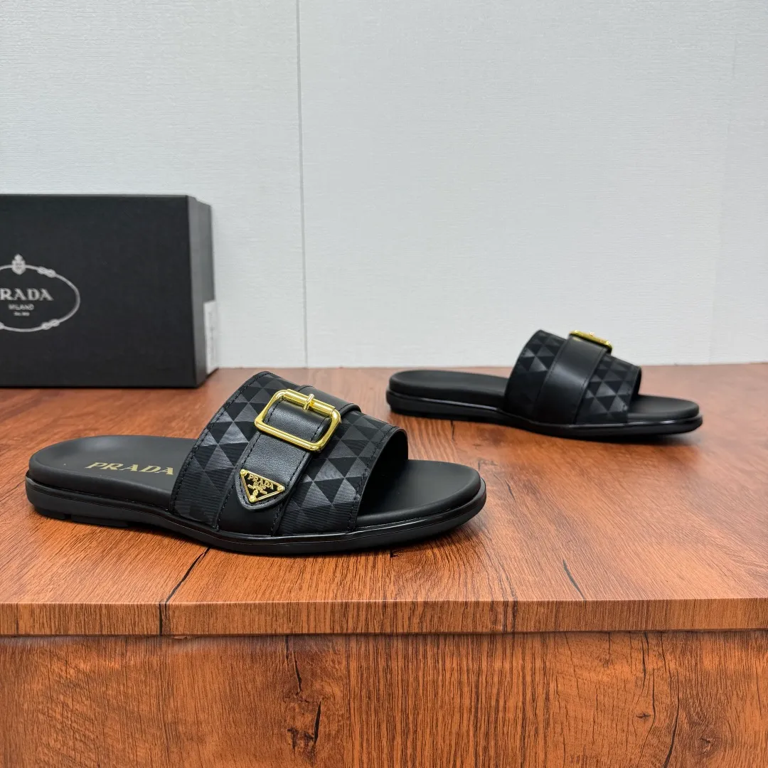Batch 580 Prada/Prada's new men's straight style genuine leather slippers. Retro inspiration and modern lines coexist harmoniously. The dynamic design is decorated with the brand's iconic symbols and characteristic details. Genuine leather bottom layer, inner calfskin upper including stone pattern cowhide, smooth calfskin, and classic canvas three-logo pattern are available in three styles. It is decorated with genuine leather buckle straps, metal buckle details, and embellished with gold classic enamel brand logo details. Thin rubber soles are standard, and a complete package! Size: 39-40-41-42-43-44-45 Leather shoe size Item number: 2X3064 Leather cloth